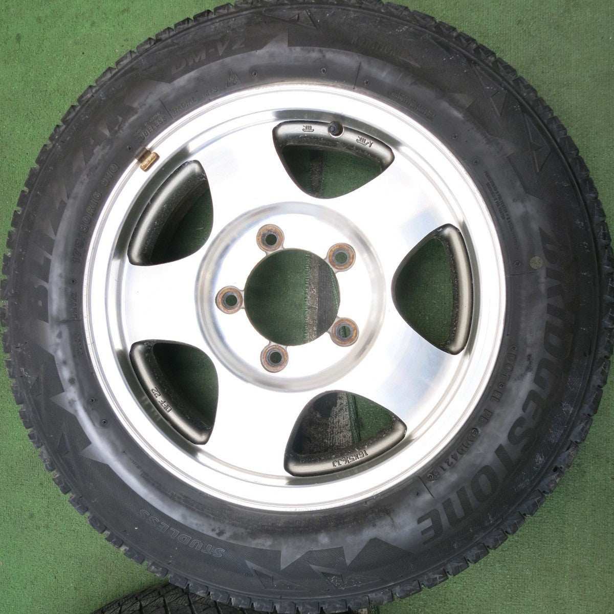 4本価格★スズキ JA11 ジムニー 純正 175/80R16 スタッドレス ブリヂストン ブリザック DM-V2 16インチ PCD139.7/5H★5092703HAス