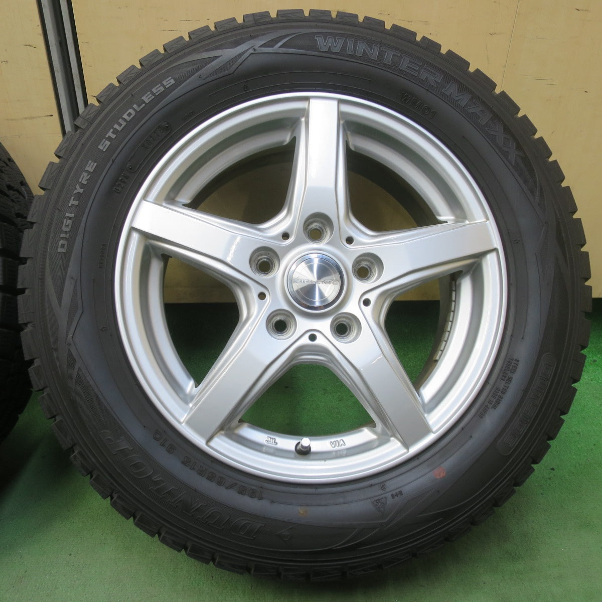 バリ溝！キレイ！9.5分★スタッドレス 195/65R15 ダンロップ ウインターマックス WM01 VIOLENTO ヴィオレント 15インチ PCD114.3/5H★6051305イス