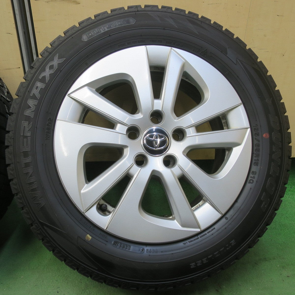 バリ溝！22年！キレイ！9.5分◎トヨタ 50系 プリウス 純正 195/65R15 スタッドレス ダンロップ ウインターマックス WM02 15インチ PCD100/5H◎6070108イス