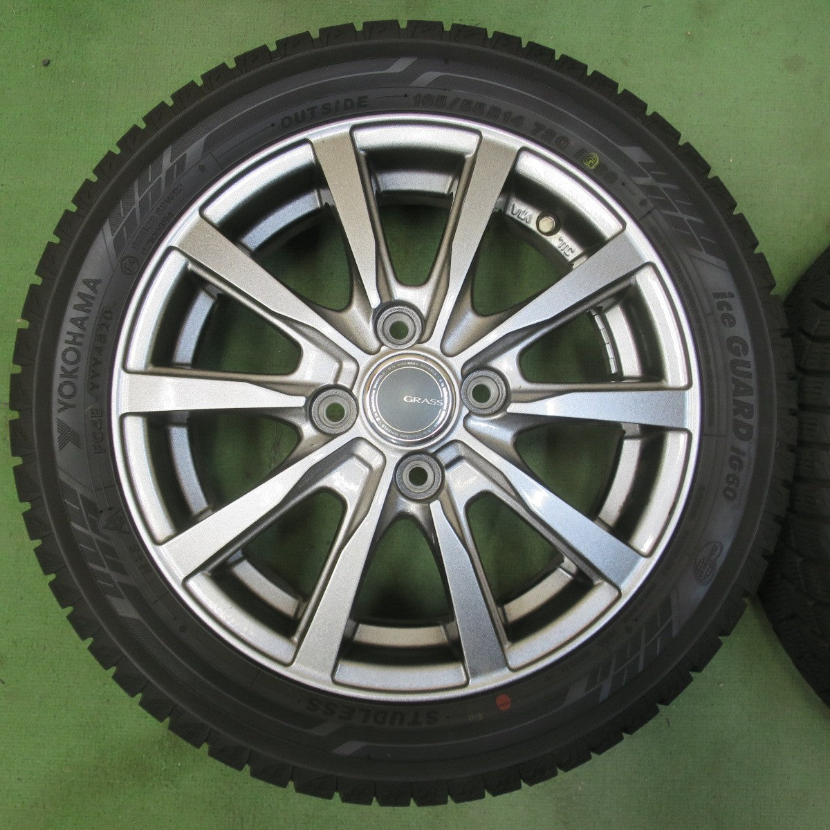 バリ溝！キレイ！9分★スタッドレス 165/55R14 ヨコハマ アイスガード iG60 GRASS グラス 14インチ 軽サイズ ライフ ゼスト 等 PCD100/4H★6040704イス