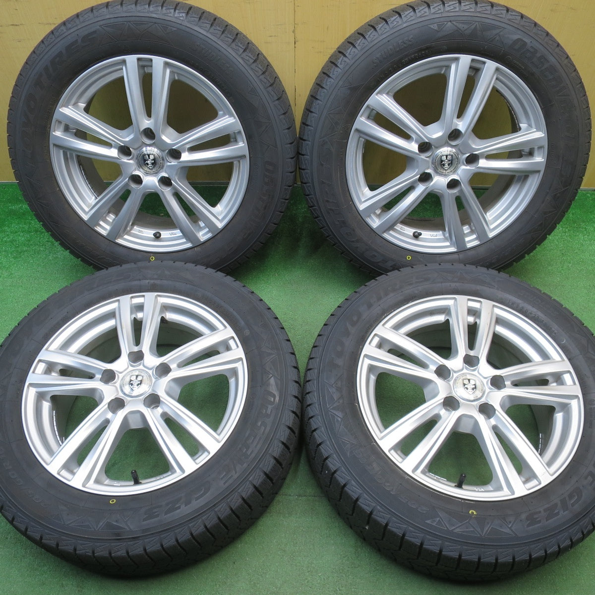 ほぼ未使用！24年！キレイ★スタッドレス 205/60R16 トーヨー オブザーブ GIZ3 JOKER ジョーカー 16インチ PCD114.3/5H★6032701NJス