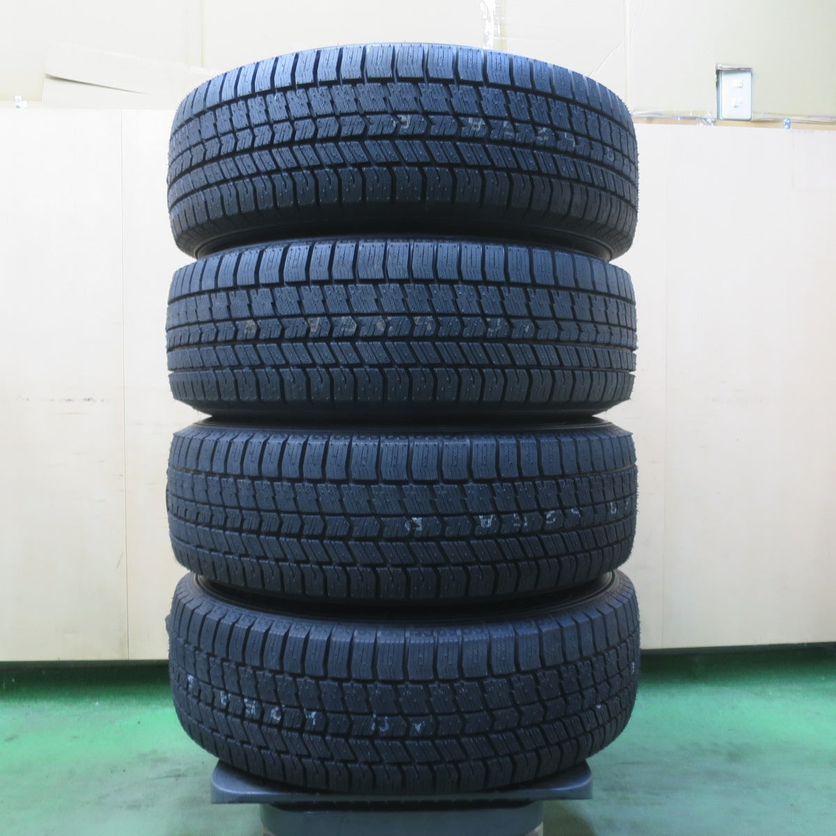 未使用！23年★LOXARNY SPORT 205/65R16 スタッドレス グッドイヤー アイスナビ8 ロクサーニ スポーツ 16インチ PCD114.3/5H★6042513イス