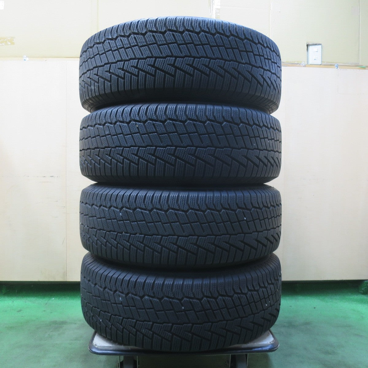 バリ溝！キレイ！8.5分★スタッドレス 235/65R17 コンチネンタル ノースコンタクト NC6 VELVA SPORTZ ヴェルヴァ 17インチ PCD114.3/5H★5122004イス