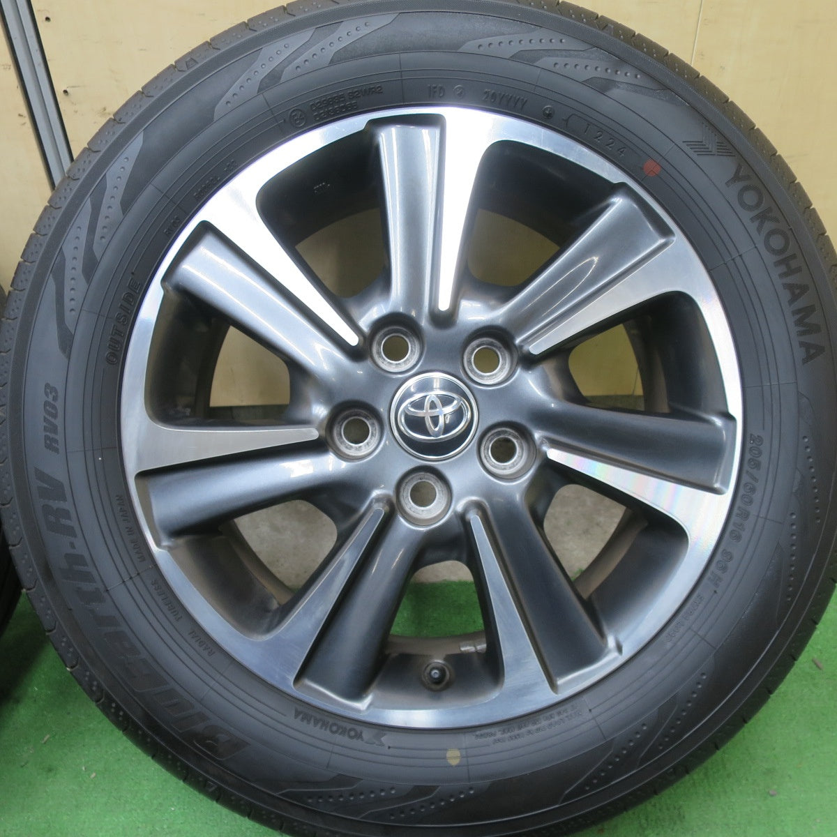 バリ溝！24年！キレイ！9.5分★トヨタ 80系 ノア ヴォクシー 純正 205/60R16 ヨコハマ BluEarth-RV RV03 16インチ PCD114.3/5H★5051703TTノ
