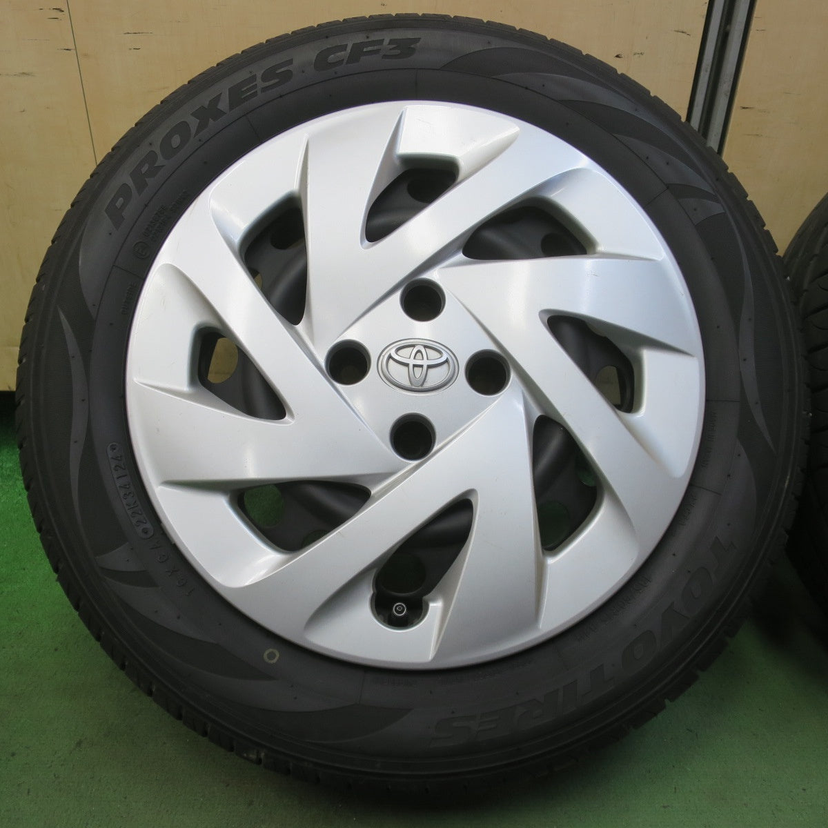 バリ溝！24年！9.5分★トヨタ アクア 純正 スチール 185/60R15 トーヨー プロクセス CF3 15インチ PCD100/4H★6052905イノ