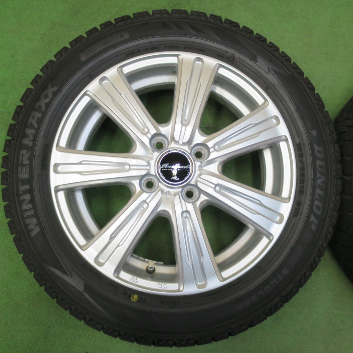 [送料無料] バリ溝！キレイ！9.5分★スタッドレス 165/65R15 ダンロップ ウインターマックス WM02 EuroSpeed MiD タフト ハスラー ソリオ 等 PCD100/4H★5011803イス