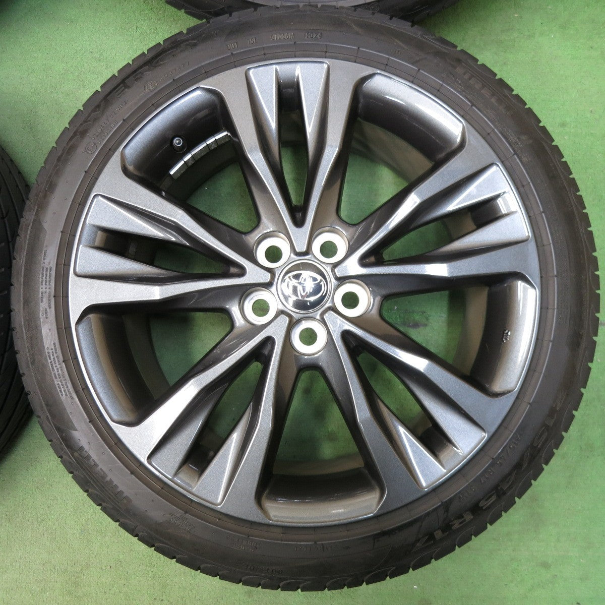 [送料無料] バリ溝！24年！キレイ！9分★トヨタ カローラ ツーリング W×B 純正 215/45R17 ピレリ POWERGY 17インチ PCD100/5H★5032111SYノ