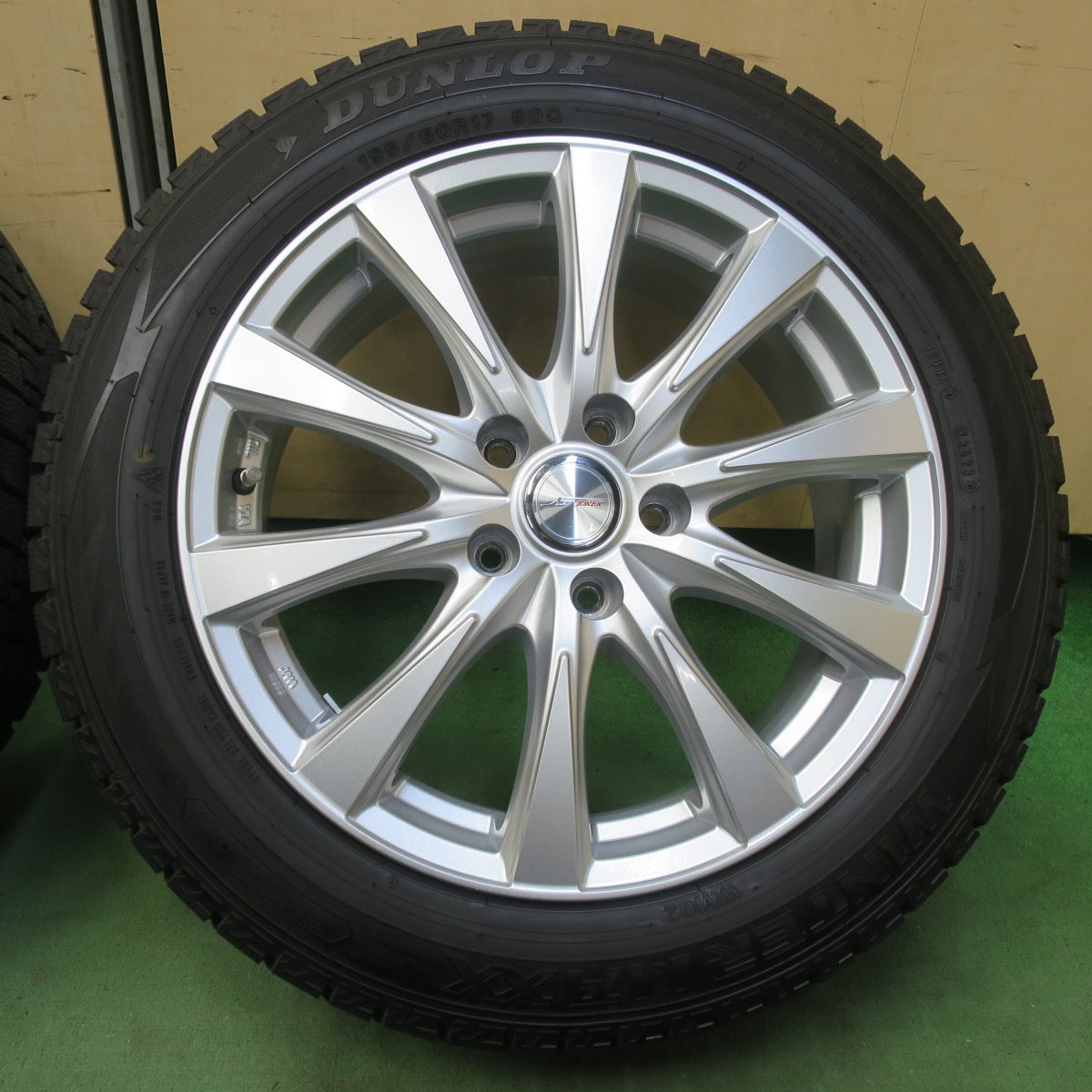 バリ溝！23年！キレイ！9.5分★スタッドレス 195/60R17 ダンロップ ウインターマックス WM02 JOKER ジョーカー 17インチ PCD114.3/5H★6050801イス