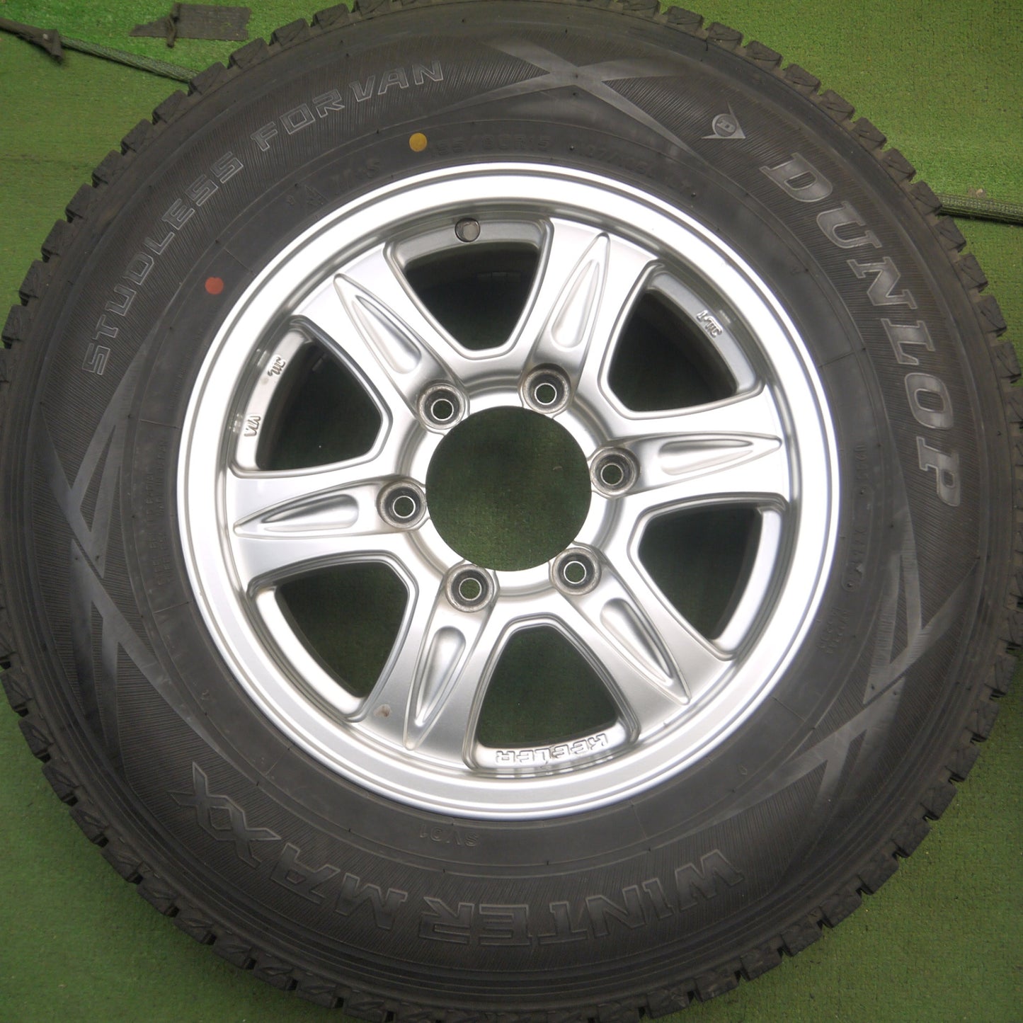 *送料無料* バリ溝！キレイ！9.5分★スタッドレス 195/80R15 ダンロップ ウインターマックス SV01 KEELER weds キーラー 15インチ PCD139.7/6H★4062105Hス