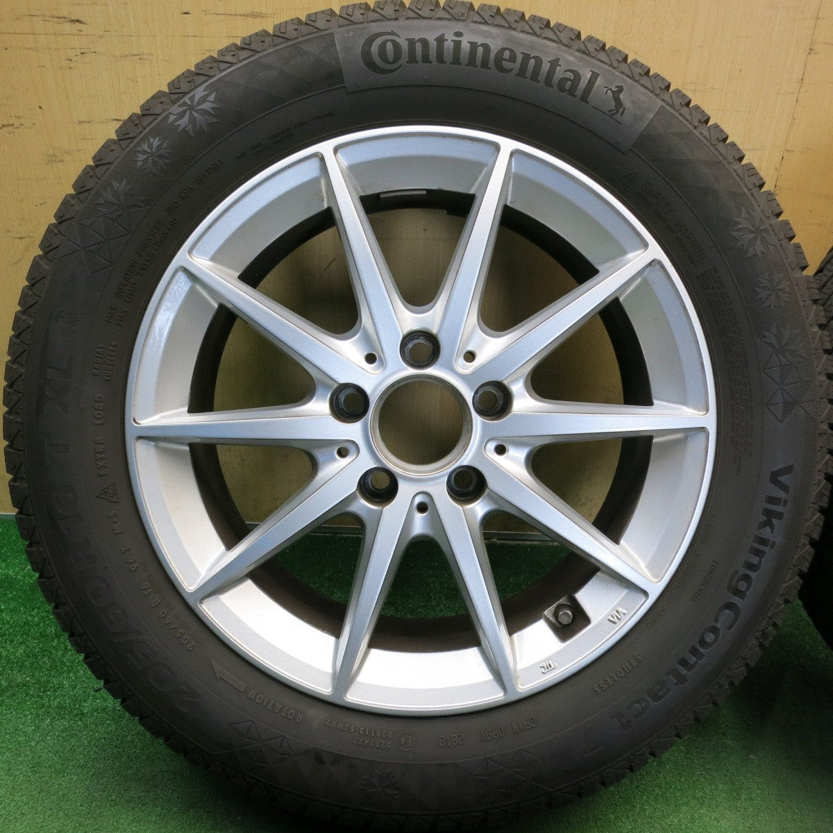 バリ溝！キレイ！9.5分以上◎ベンツ 等 EuroForsch 205/60R16 スタッドレス コンチネンタル バイキングコンタクト7 ユーロフォルシュ 16インチ PCD112/5H◎6061405HAス