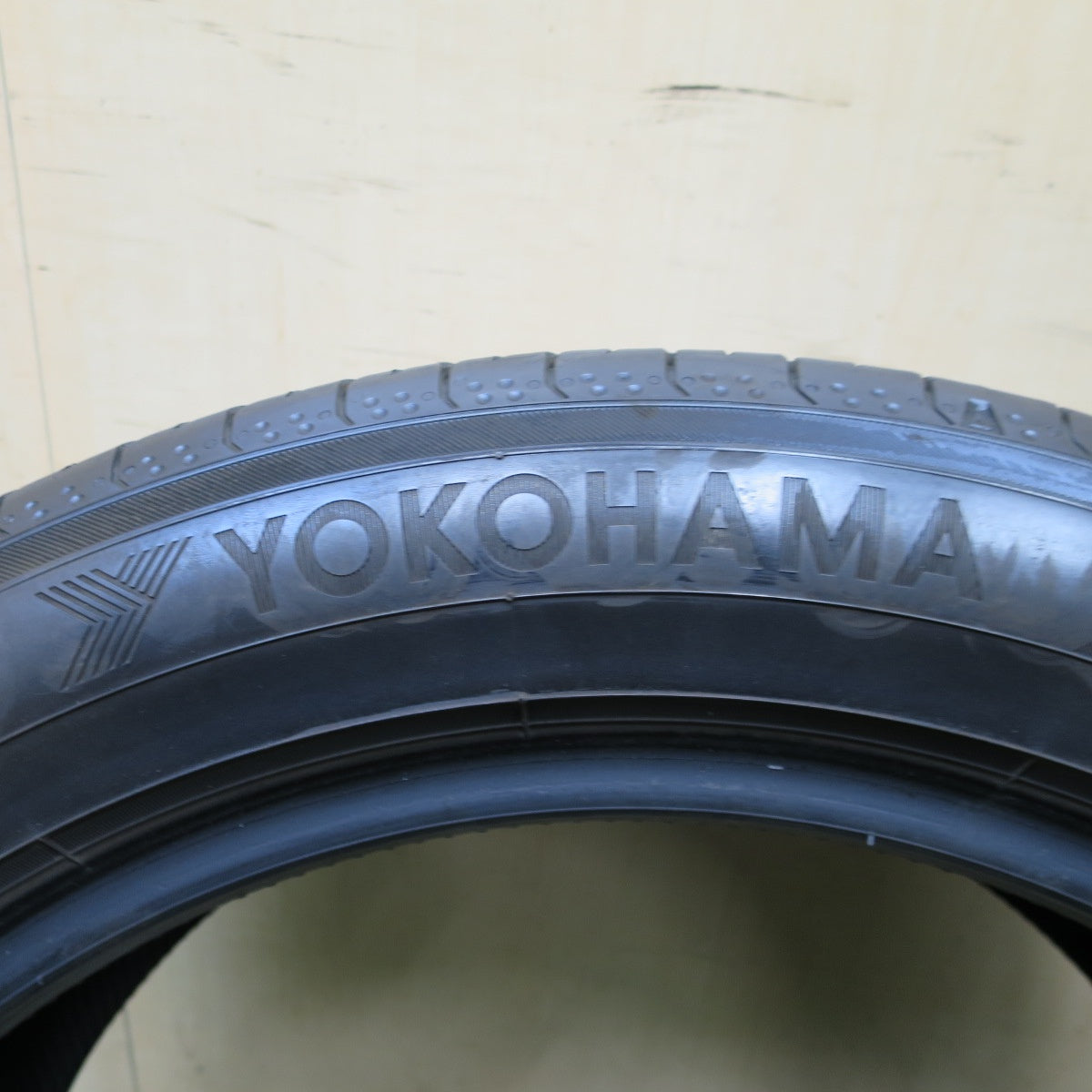 バリ溝！23年！8.5分！2本★235/50R18 ヨコハマ BluEarth-RV RV03 タイヤ 18インチ ブルーアース アルファード ヴェルファイア 等★6032103NGノタ