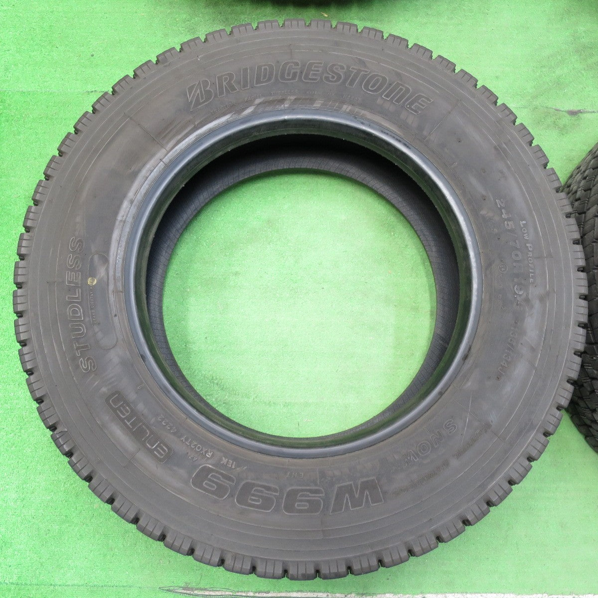 *送料無料* バリ溝！22年！9分★トラック タイヤ 245/70R19.5 136/134J スタッドレス ブリヂストン W999 19.5インチ★4061711イスタ