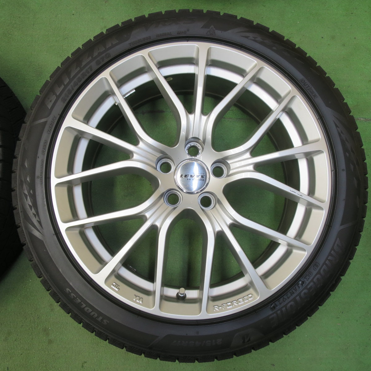 バリ溝！21年！9.5分★プリウス 等 215/45R17 スタッドレス ブリヂストン ブリザック VRX3 R-FORGED LEVIS LASTRADA レヴィス ラ・ストラーダ PCD100/5H★5070607イス