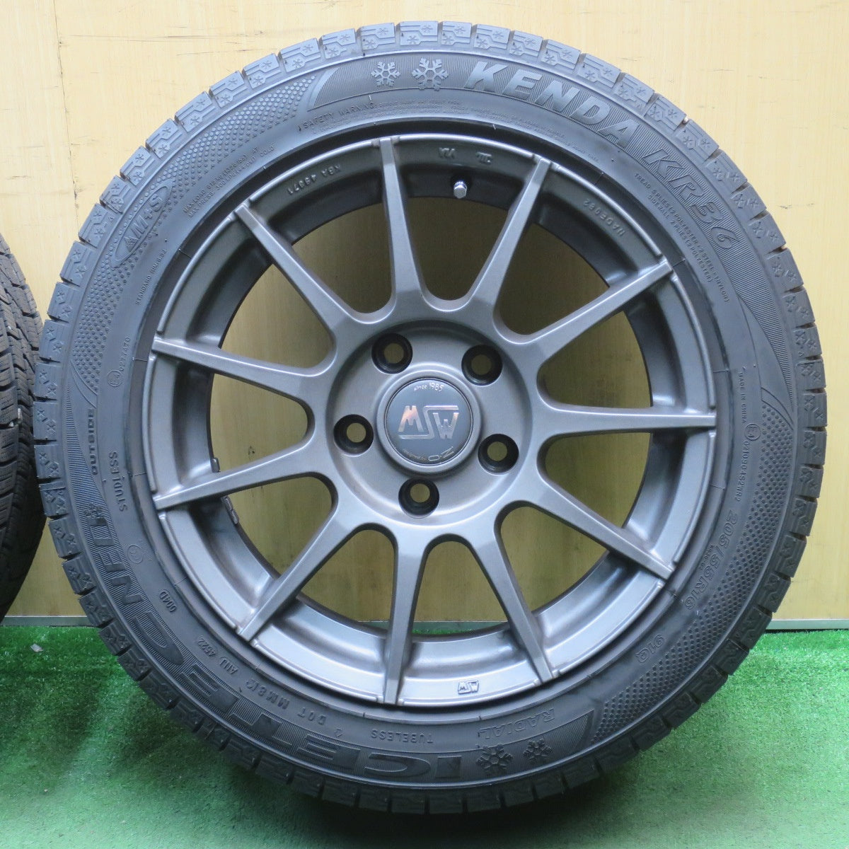 バリ溝！22年！キレイ！9.5分★BMW 等 MSW85 O・Z 205/55R16 スタッドレス ケンダ KR36 アイステック ネオ 16インチ OZ PCD120/5H★5100102NJス