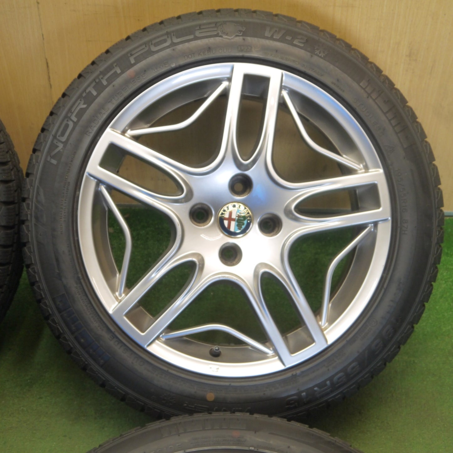 バリ溝！22年！9.5分★アルファロメオ ミト 純正 195/55R16 スタッドレス モモ NORTH POLE 16インチ PCD98/4H★6053106KKス