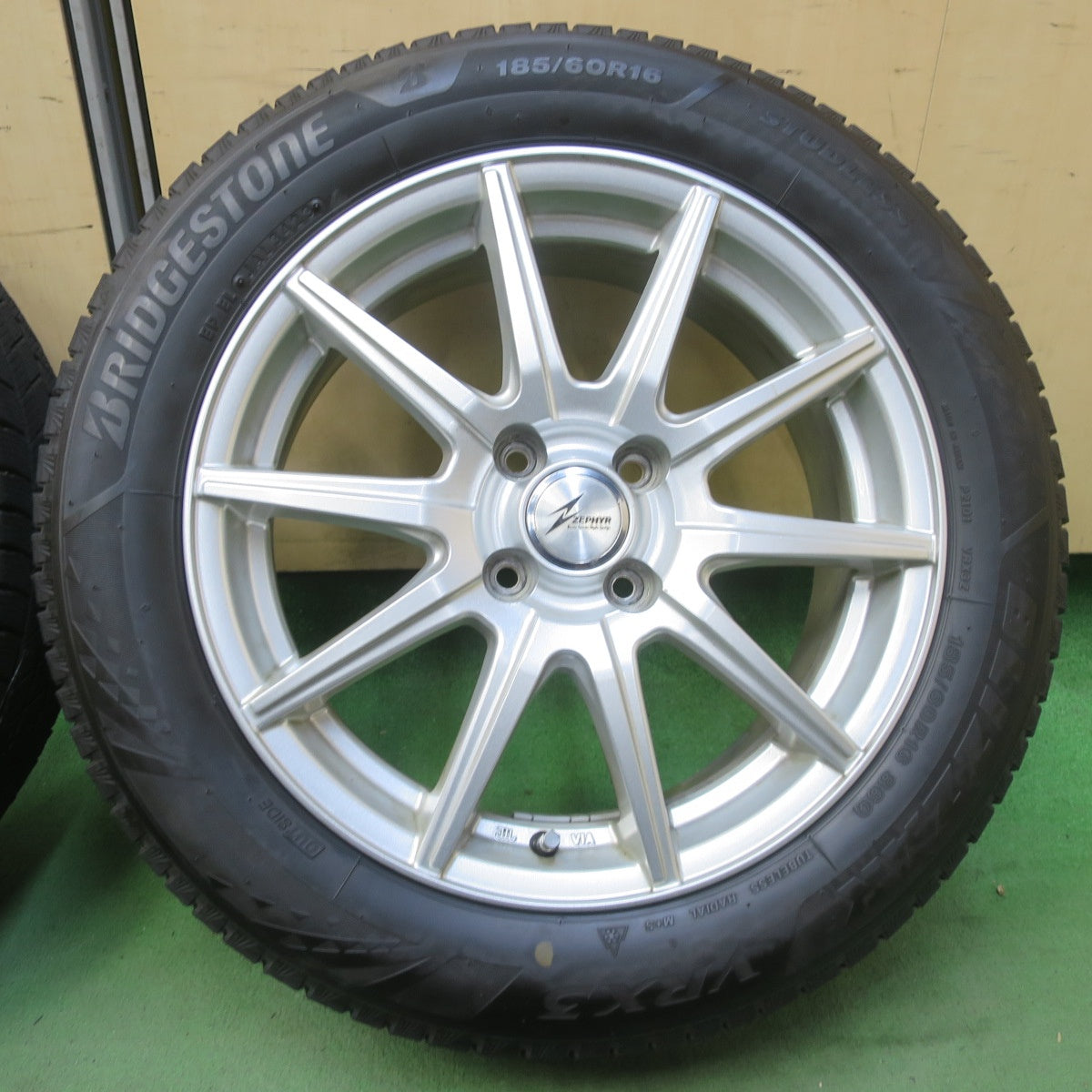 バリ溝！23年！9分★スタッドレス 185/60R16 ブリヂストン ブリザック VRX3 ZEPHYR ゼファー 16インチ PCD100/4H★6041708イス