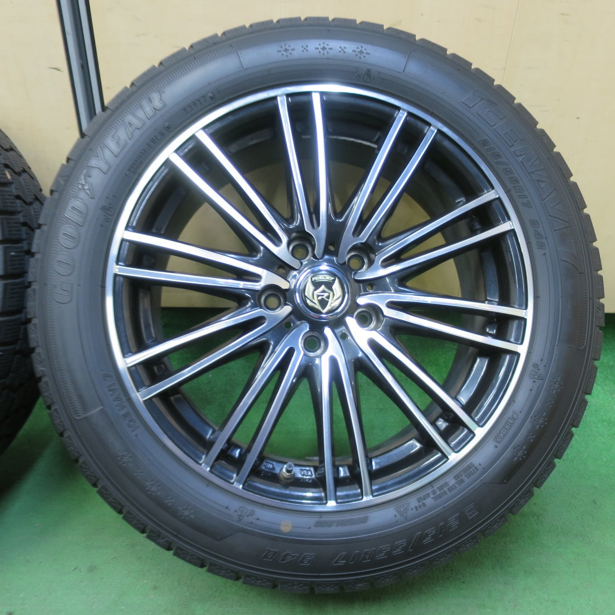 バリ溝！キレイ！8.5分★スタッドレス 215/55R17 グッドイヤー アイスナビ7 RiZLEY ライツレー 17インチ PCD114.3/5H★5070201イス
