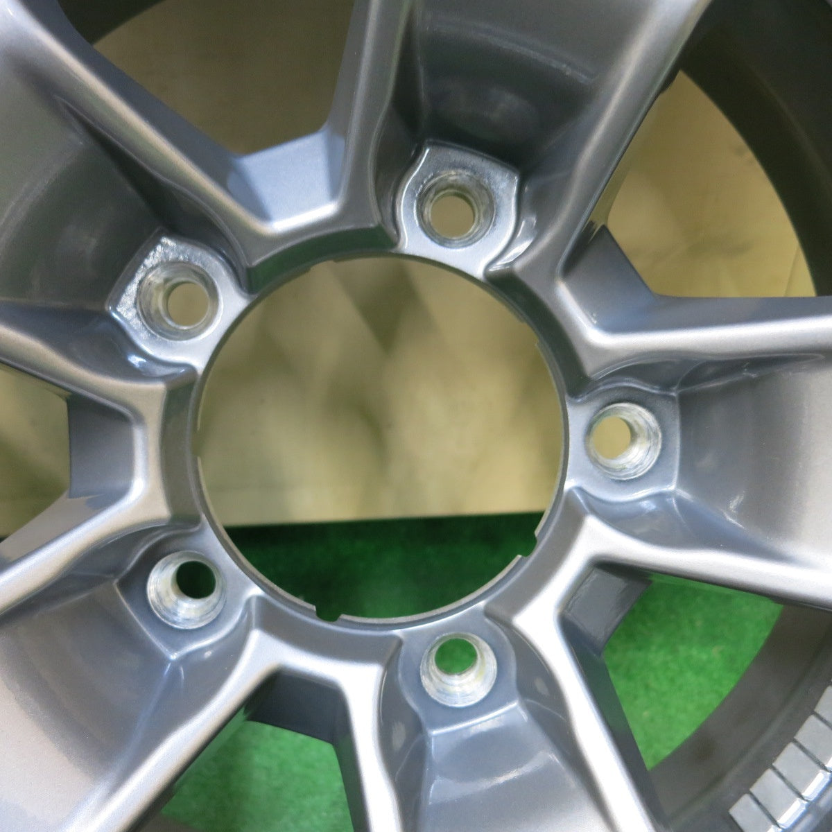 [送料無料] バリ溝！24年！キレイ！9.5分★スズキ JB74 ジムニー シエラ 純正 195/80R15 ダンロップ グラントレック AT20 15インチ PCD139.7/5H★4111205SYノ