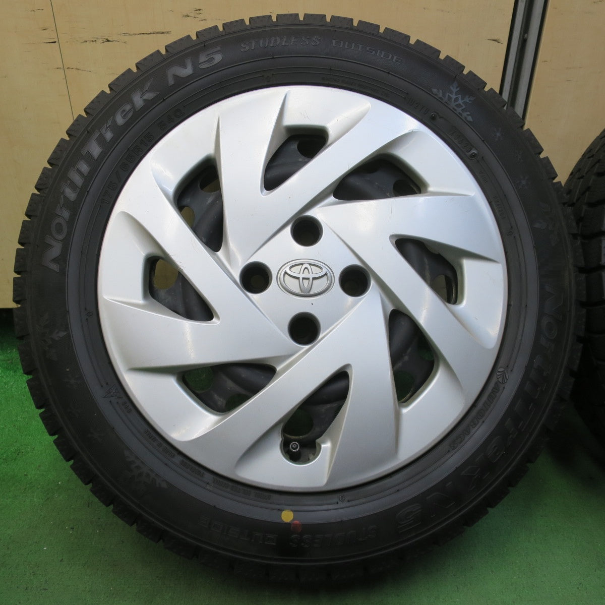 バリ溝！23年！ほぼ10分★トヨタ アクア 純正 スチール 175/65R15 スタッドレス オートバックス ノーストレック N5 15インチ PCD100/4H★5071905イス