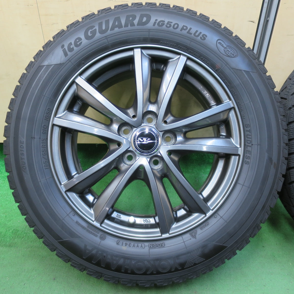 [送料無料] キレイ★プリウス 等 195/65R15 スタッドレス ヨコハマ アイスガード iG50 プラス NIRVANA NV ニルヴァーナ ニルバーナ 15インチ PCD100/5H★5020308イス