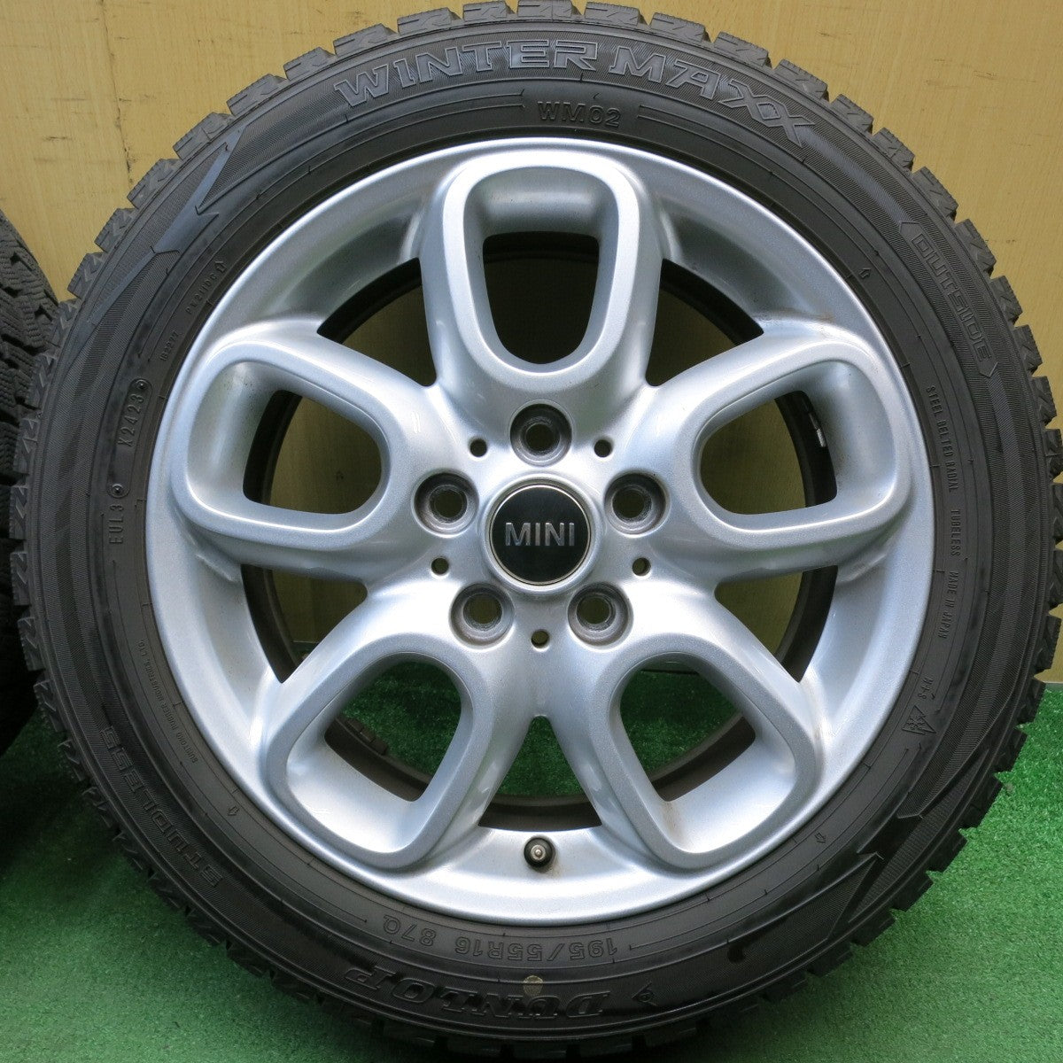 バリ溝！23年！9.5分★MINI F55 F56 ミニ クーパー 純正 195/55R16 スタッドレス ダンロップ ウインターマックス WM02 16インチ PCD112/5H★6043006HAス