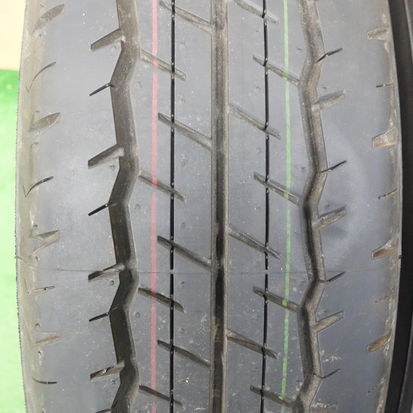 新車外し！25年★195/80R15 107/105S ダンロップ SP175N タイヤ 15インチ ハイエース キャラバン 等★6042204KTノタ