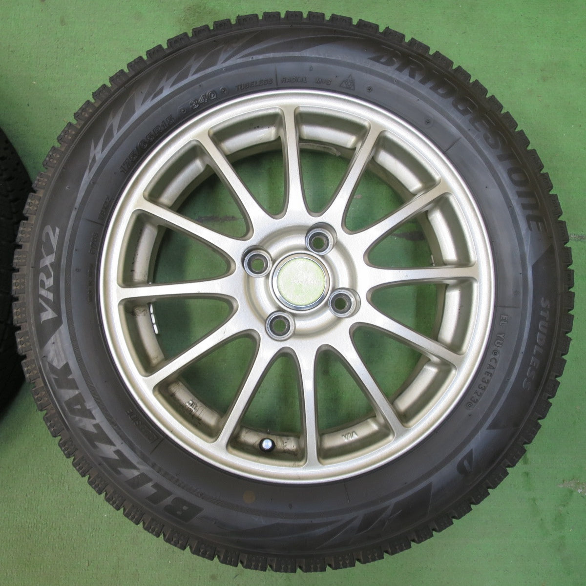 バリ溝！23年！ほぼ10分★スタッドレス 175/65R15 ブリヂストン ブリザック VRX2 ECO FORME エコフォルム 15インチ PCD100/4H★5081105イス