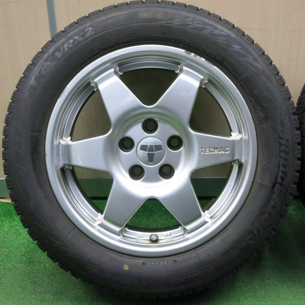 バリ溝 23年 8.5分★アウディ A1 等 185/60R15 スタッドレス ブリヂストン VRX2 TECMAG TARGA テクマグ PCD100/5H★4121803NJス