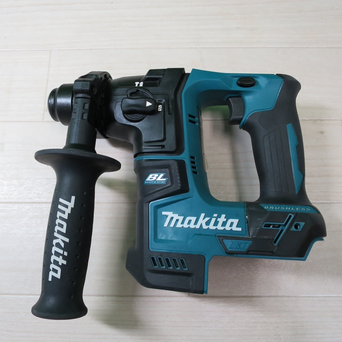 [送料無料] キレイ☆マキタ 17mm 充電式 ハンマ ドリル 14.4V HR170D 充電器 ケース付き ハンマードリル はつり ハツリ 斫り 電動 工具☆
