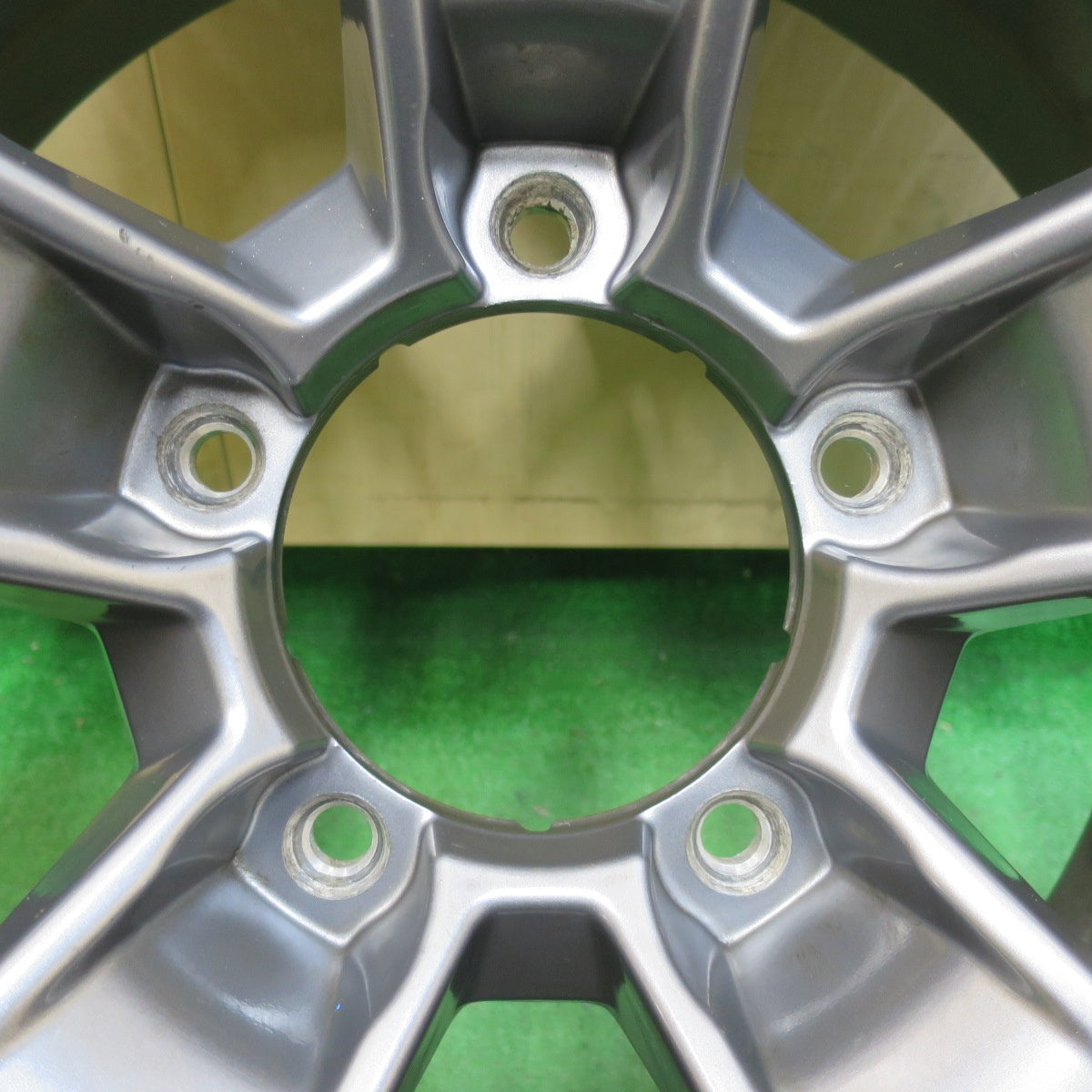 [送料無料] バリ溝！キレイ！9.5分★スズキ JB74W ジムニー シエラ 純正 195/80R15 スタッドレス ダンロップ ウインターマックス SJ8 15インチ PCD139.7/5H★5021706イス