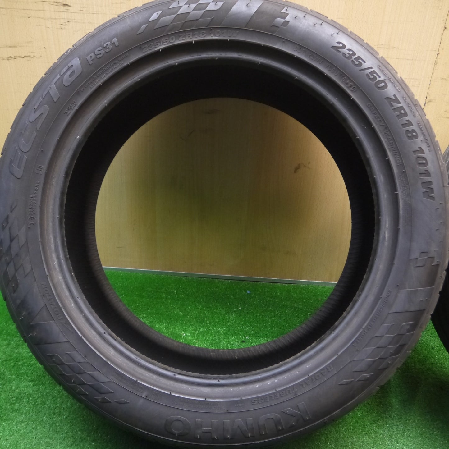 [送料無料] バリ溝！9分★235/50R18 クムホ エクスタ PS31 タイヤ 18インチ アルファード ヴェルファイア エスティマ エルグランド ハリアー等★4122504Hノタ