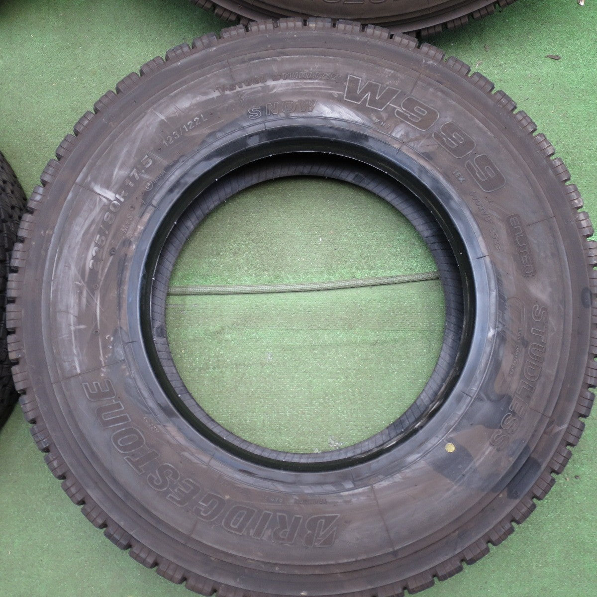 *送料無料* バリ溝！23年！9.5分★トラック タイヤ 225/80R17.5 123/122L スタッドレス ブリヂストン W999 17.5インチ★4032302クスタ