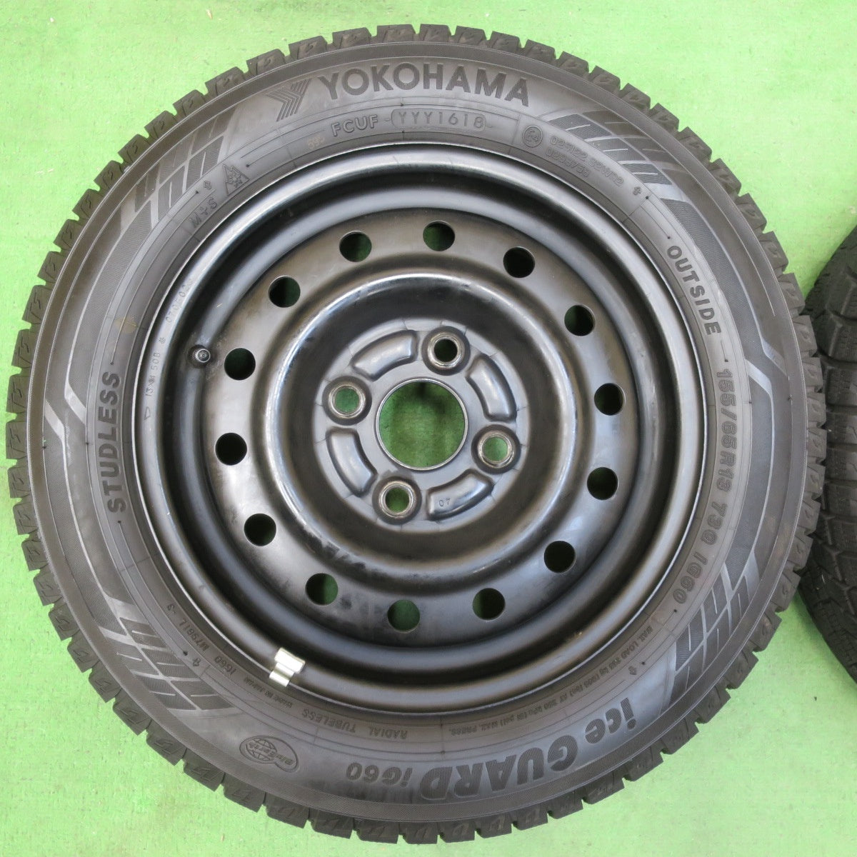 [送料無料] 超バリ溝！ほぼ10分★ダイハツ ミラ ムーヴ ハイゼット 等 純正 スチール 155/65R13 スタッドレス ヨコハマ アイスガード iG60 13インチ PCD100/4H★5031206イス