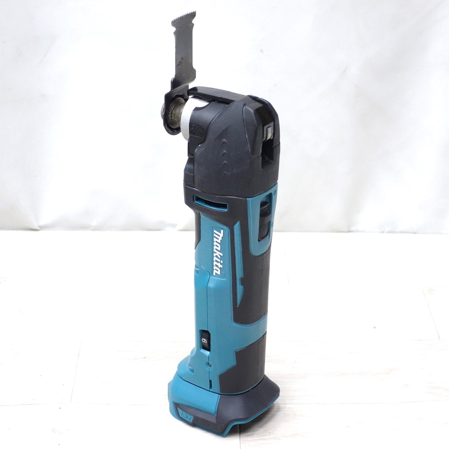[送料無料] キレイ◆マキタ 充電式 マルチ ツール 18V TM51DRG 充電器 バッテリー ケース 付き 切断 剥離 研削 電動 工具◆