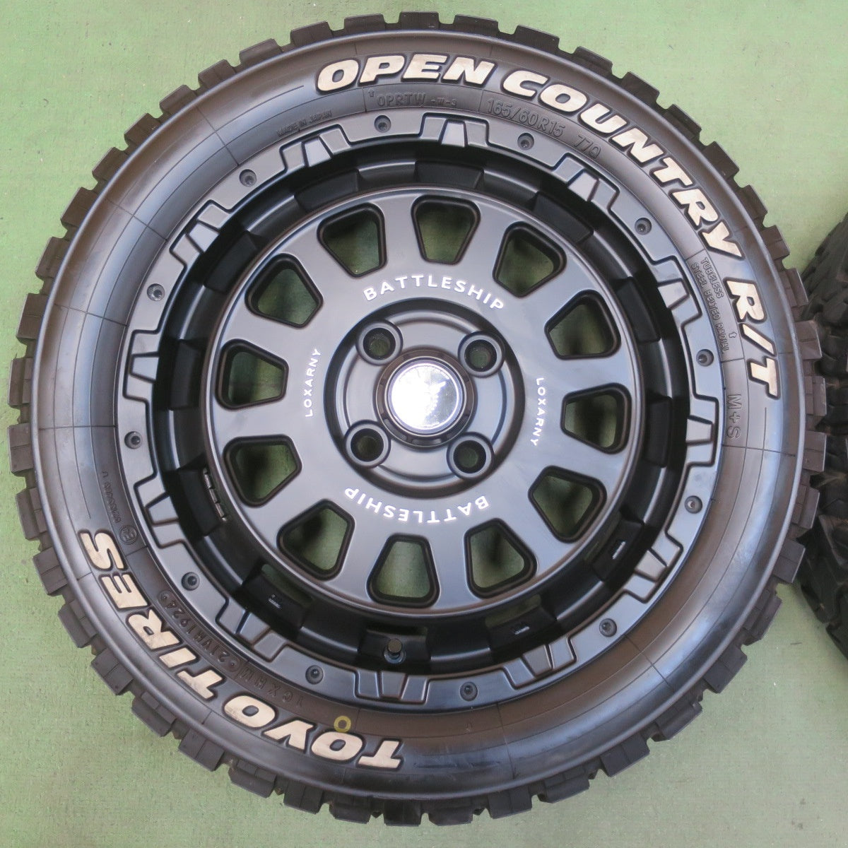 バリ溝！24年！キレイ！9.5分◎LOXARNY BATTLESHIP NEO BADX 165/60R15 トーヨー オープンカントリー R/T ホワイトレター ロクサーニ バトルシップ ネオ 15インチ ハスラー ソリオ 等 PCD100/4H◎6080701イノ