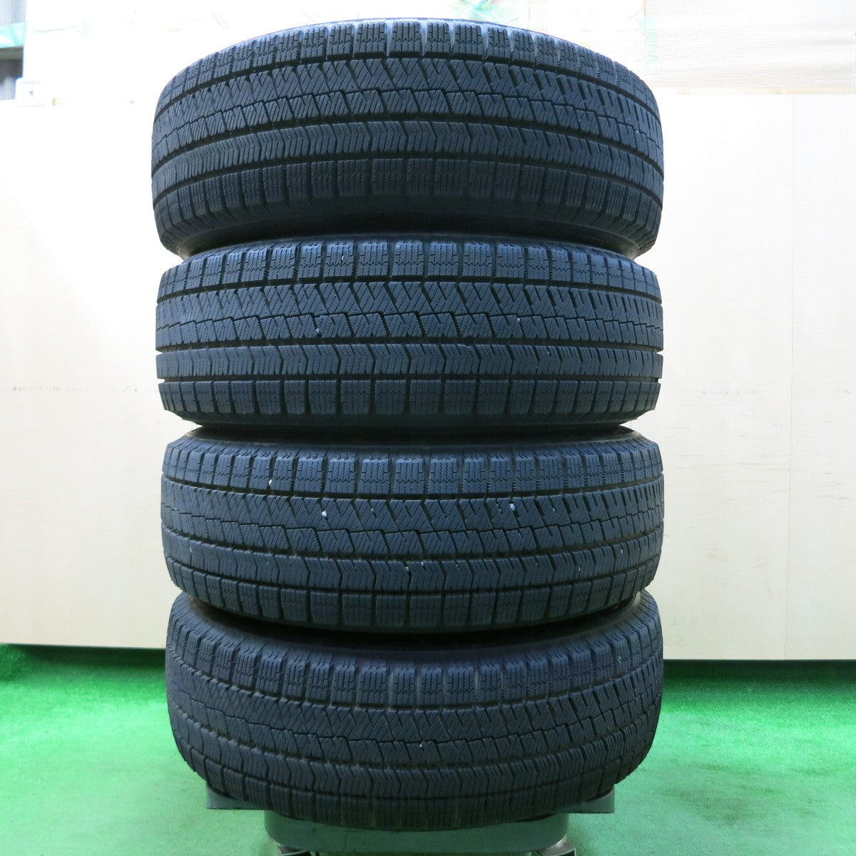 *送料無料* バリ溝！21年！キレイ！9.5分以上★スタッドレス 195/65R15 ブリヂストン ブリザック VRX2 LEBEN レーベン 15インチ PCD114.3/5H★4041104イス