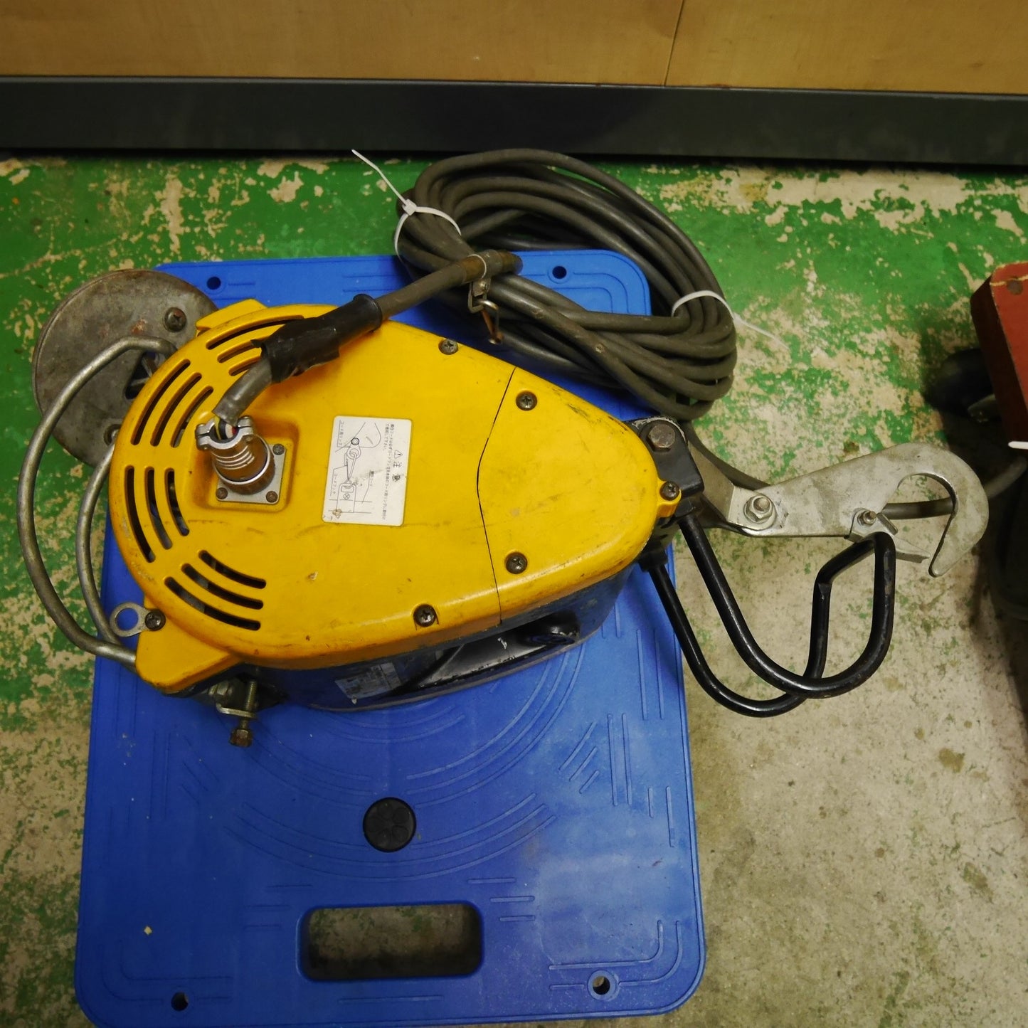[送料無料] ☆RYOBI リョービ 電動 小型 ウインチ WI-61C 荷重 60kg ウィンチ 工具 リモコン 100V☆