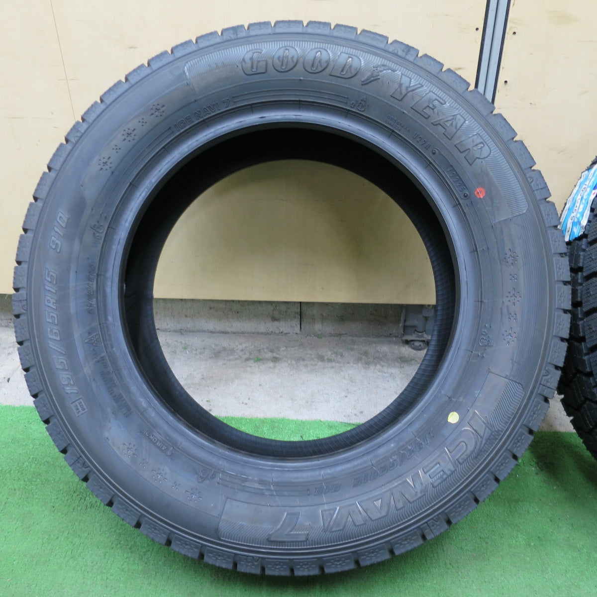 未使用！25年★スタッドレス 195/65R15 グッドイヤー アイスナビ7 タイヤ 15インチ プリウス ノア ヴォクシー ステップワゴン セレナ 等★6041302NGスタ