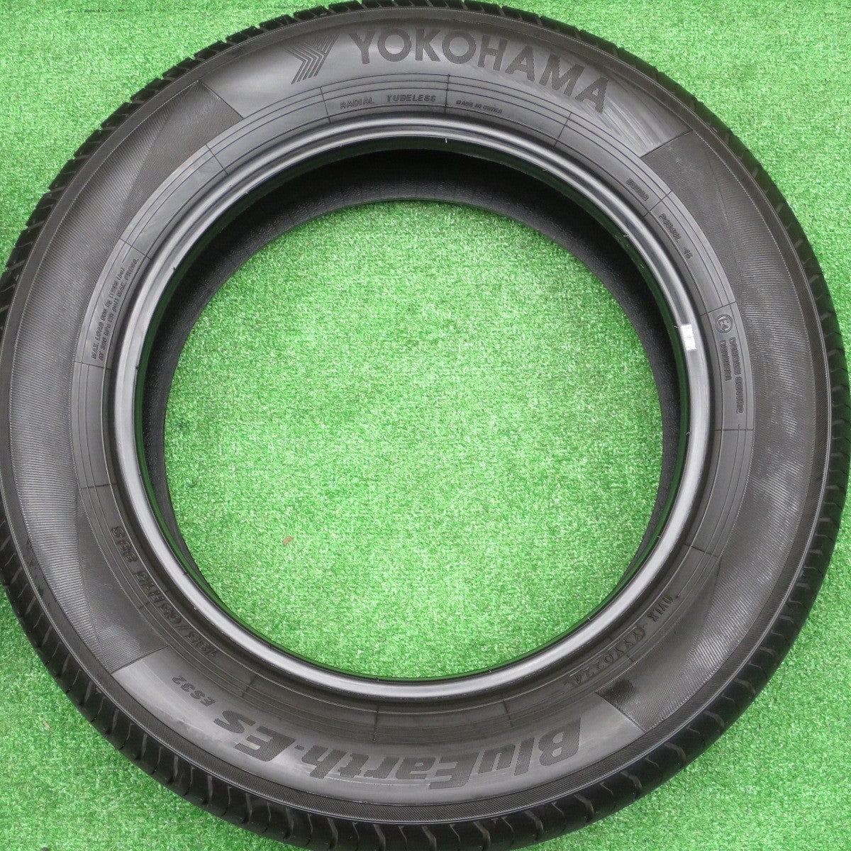バリ溝！24年！9.5分以上★185/65R15 ヨコハマ BluEarth-ES ES32 ブルーアース タイヤ 15インチ プリウス ティーダ フリード bB 等★5121103NKノタ