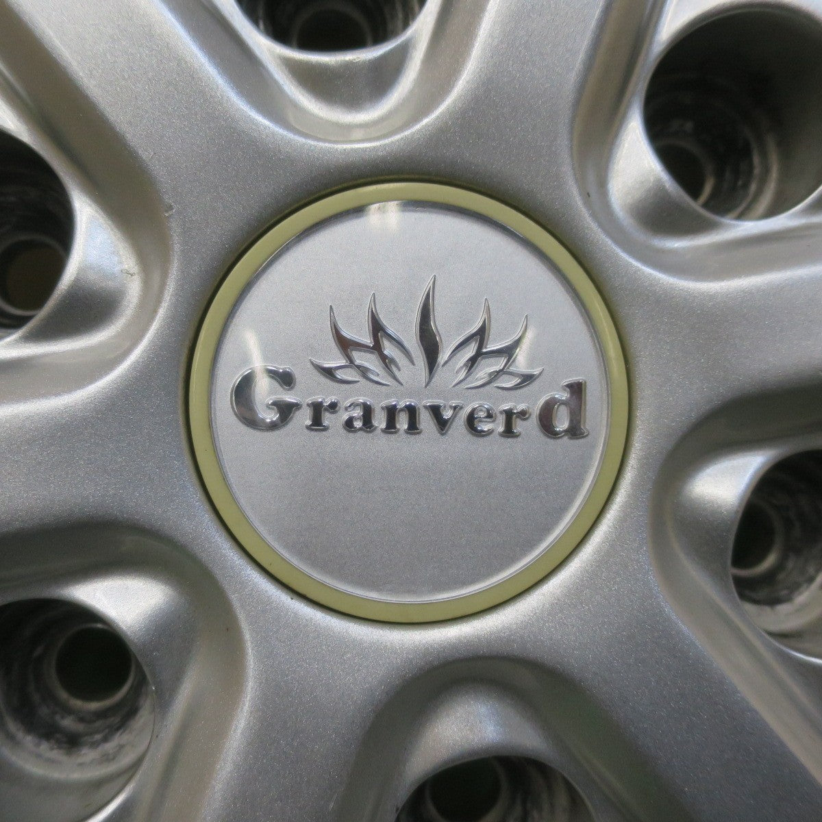 バリ溝！23年！9.5分★スタッドレス 195/80R15 107/105R ミシュラン AGILIS X-ICE Granverd グランヴァード 15インチ PCD139.7/6H★6011609イス