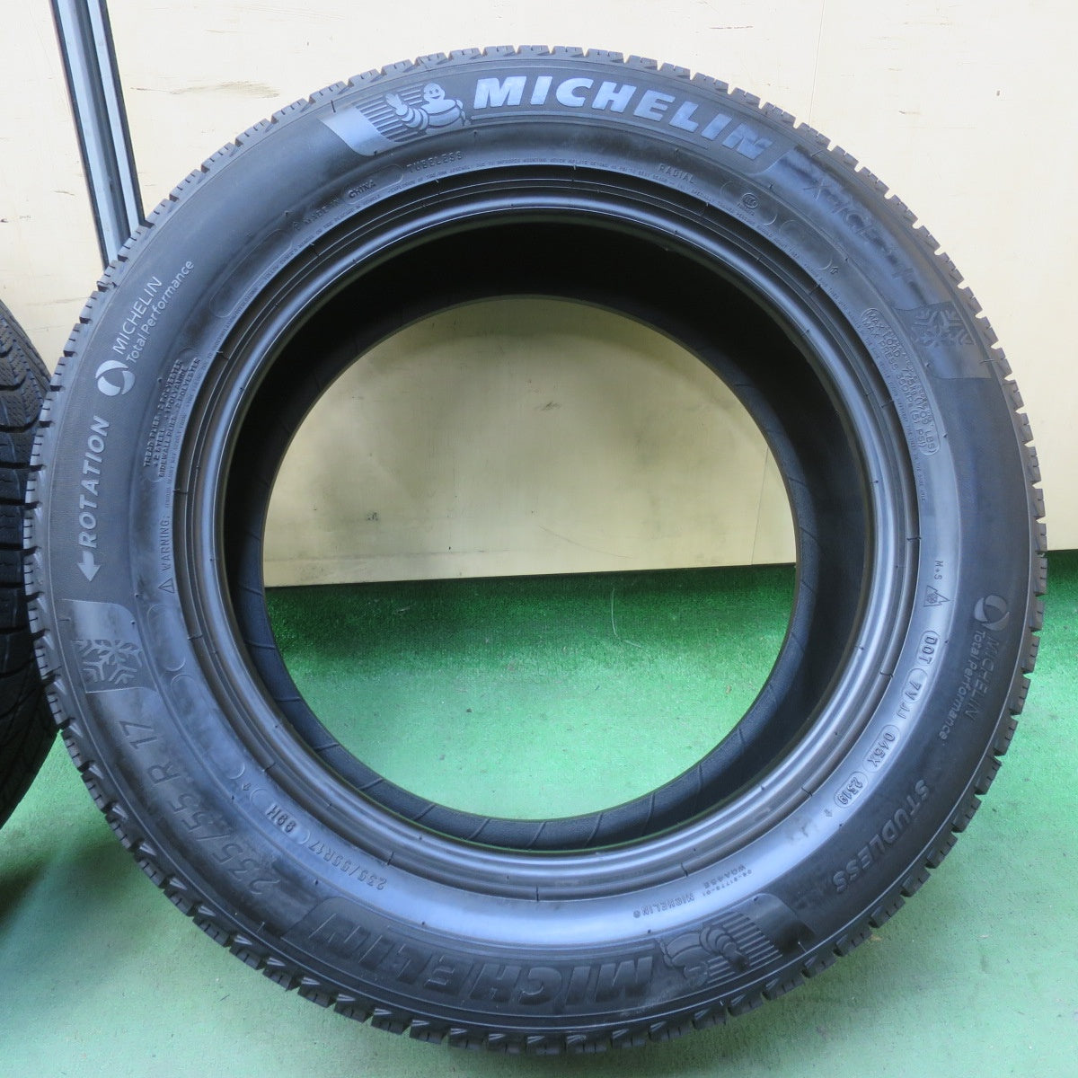 未使用★スタッドレス 235/55R17 ミシュラン X-ICE3+ タイヤ 17インチ ボルボ V60 XC60 BMW 5シリーズ 等★6052308イスタ