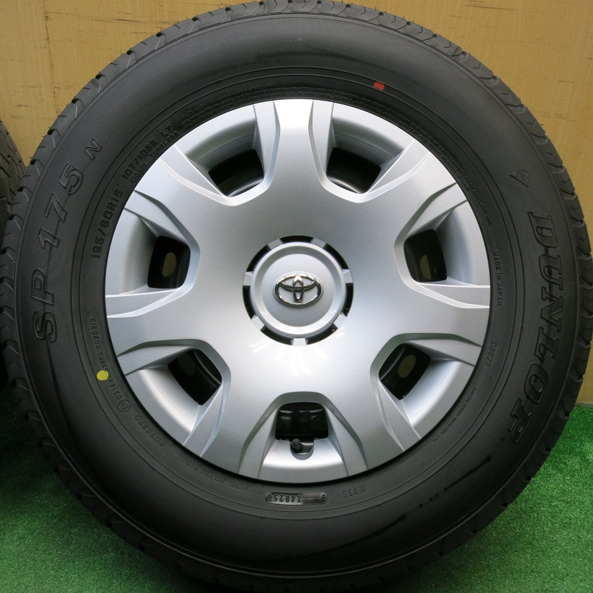 新車外し！25年★トヨタ 200系 ハイエース 純正 スチール 195/80R15 107/105S ダンロップ SP175N 15インチ PCD139.7/6H★6011712HAノ