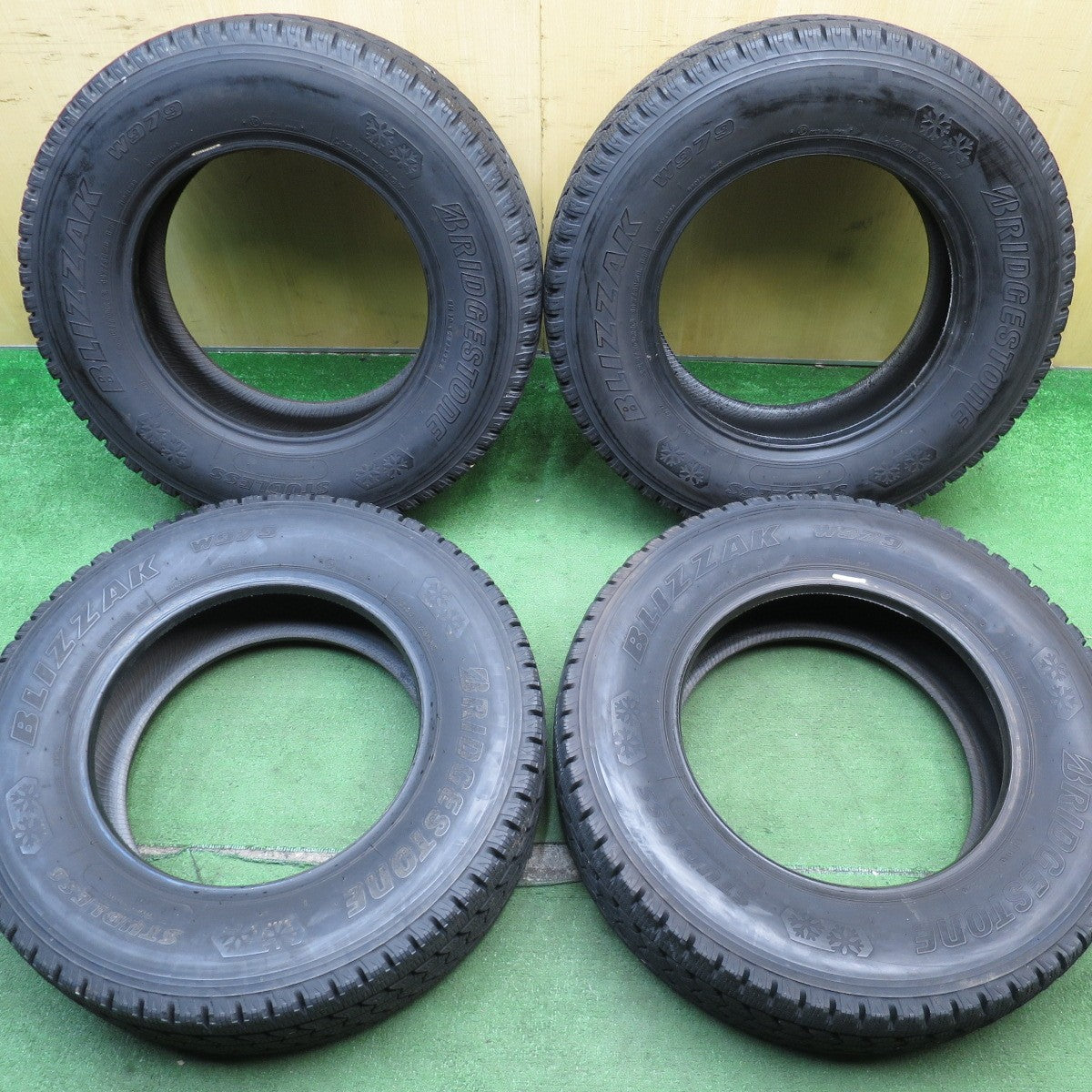 バリ溝！22年！9.5分★トラック タイヤ 225/70R16 117/115L スタッドレス ブリヂストン ブリザック W979 タイヤ 16インチ★5061901NJスタ