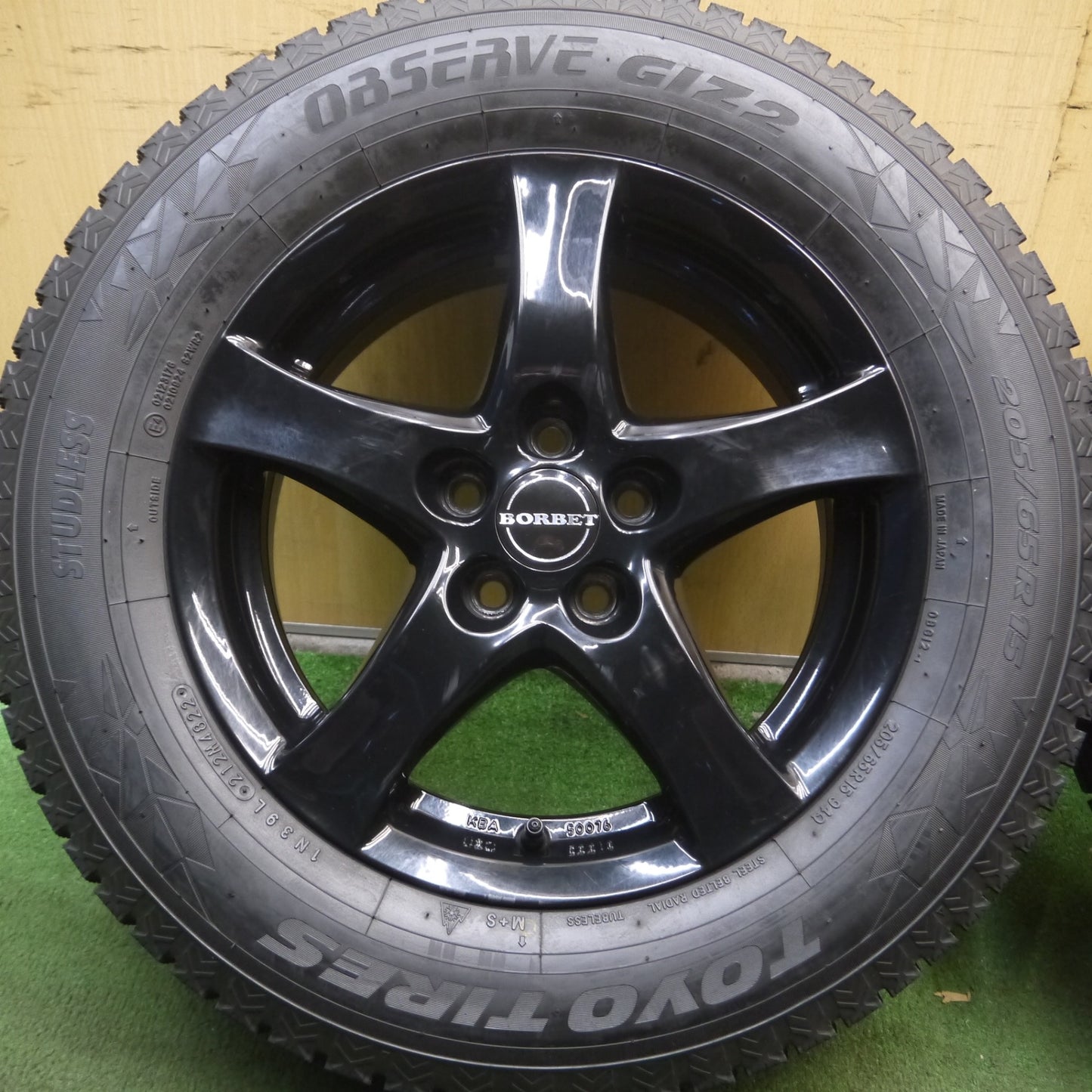 *送料無料* バリ溝！22年！キレイ！9.5分以上★★ワーゲン T-CROSS 等 BORBET 205/65R15 スタッドレス トーヨー オブザーブ GIZ2 ボルベット 15インチ PCD100/5H★4031902Hス
