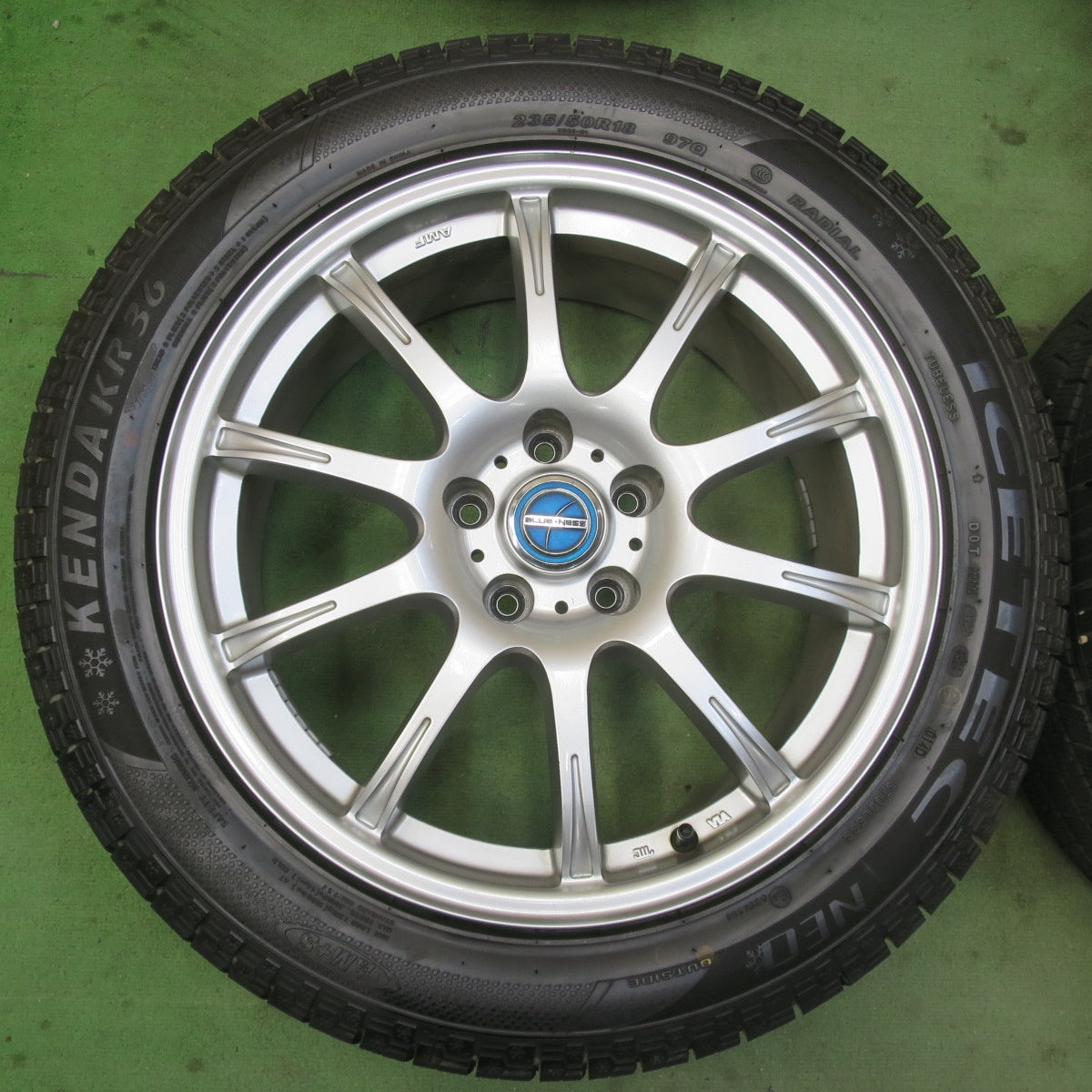 バリ溝！24年！キレイ！9.5分★スタッドレス 235/50R18 ケンダ KR36 アイステック ネオ BLUE・NESS BLUENESS ブルーネス 18インチ PCD114.3/5H★6031110イス