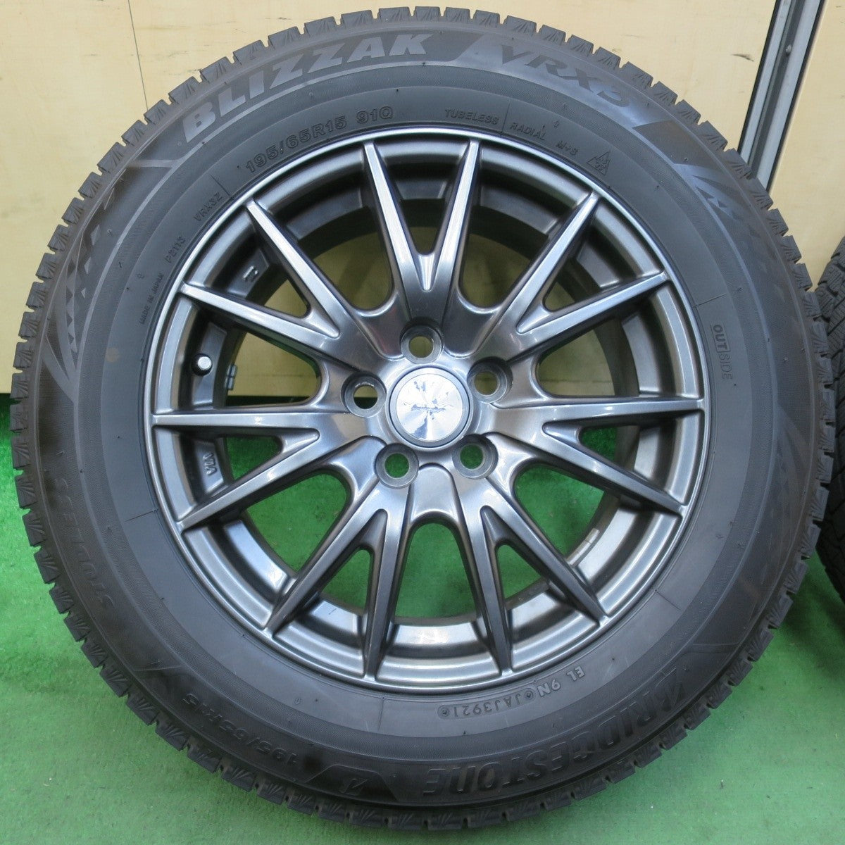 バリ溝！21年！キレイ！9.5分★プリウス 等 195/65R15 スタッドレス ブリヂストン ブリザック VRX3 VELVA SPORT ヴェルヴァ 15インチ PCD100/5H★5020103イス