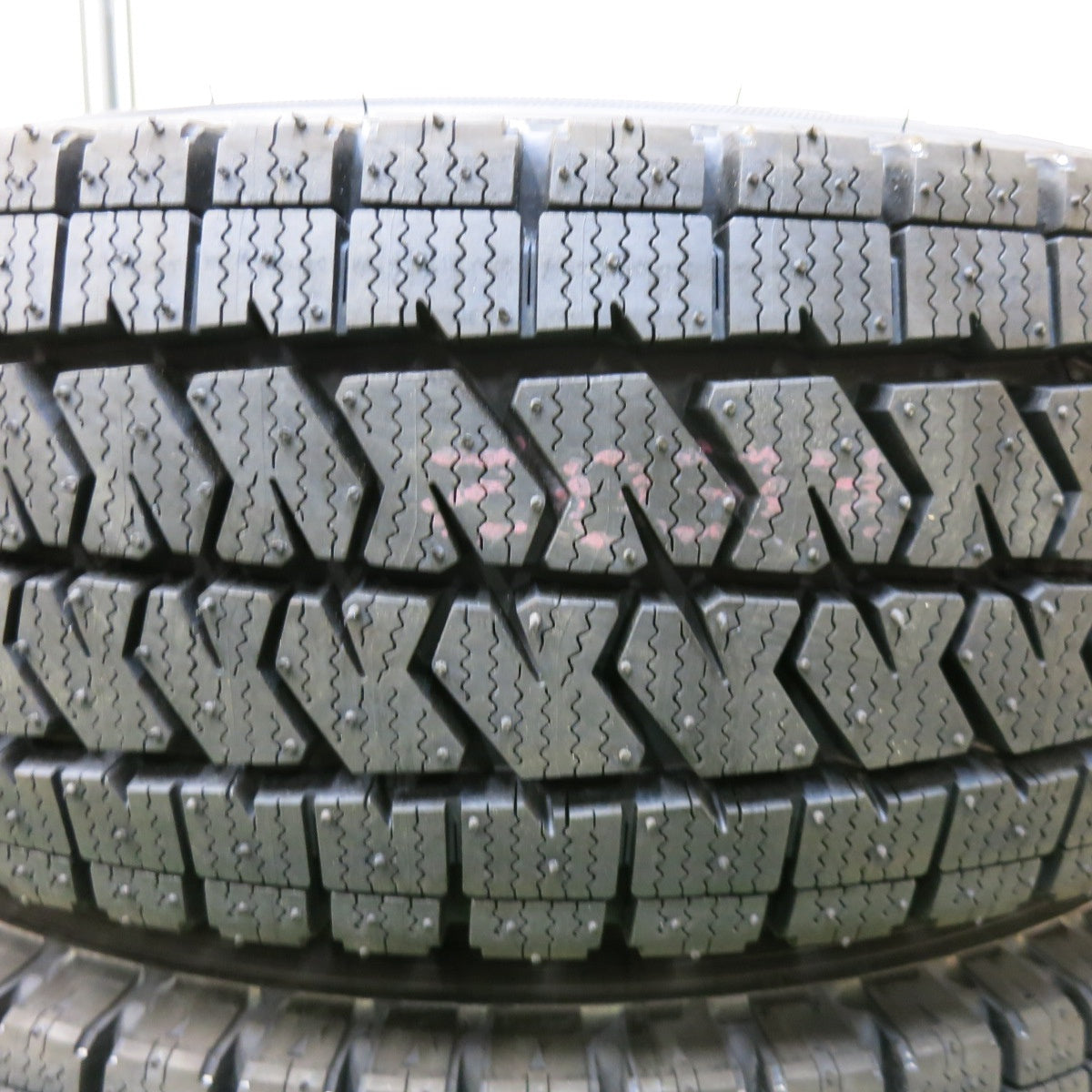 [送料無料] タイヤほぼ未使用！24年！キレイ★KEELER 195/80R15 107/105N スタッドレス ブリヂストン ブリザック VL10 キーラー 15インチ PCD139.7/6H★4122702SYス