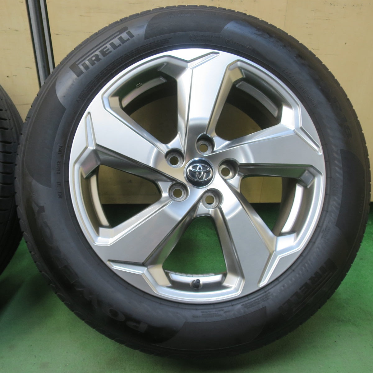 キレイ！24年★トヨタ RAV4 Gグレード 純正 225/60R18 ピレリ POWERGY TM パワジー 18インチ PCD114.3/5H★6032508イノ
