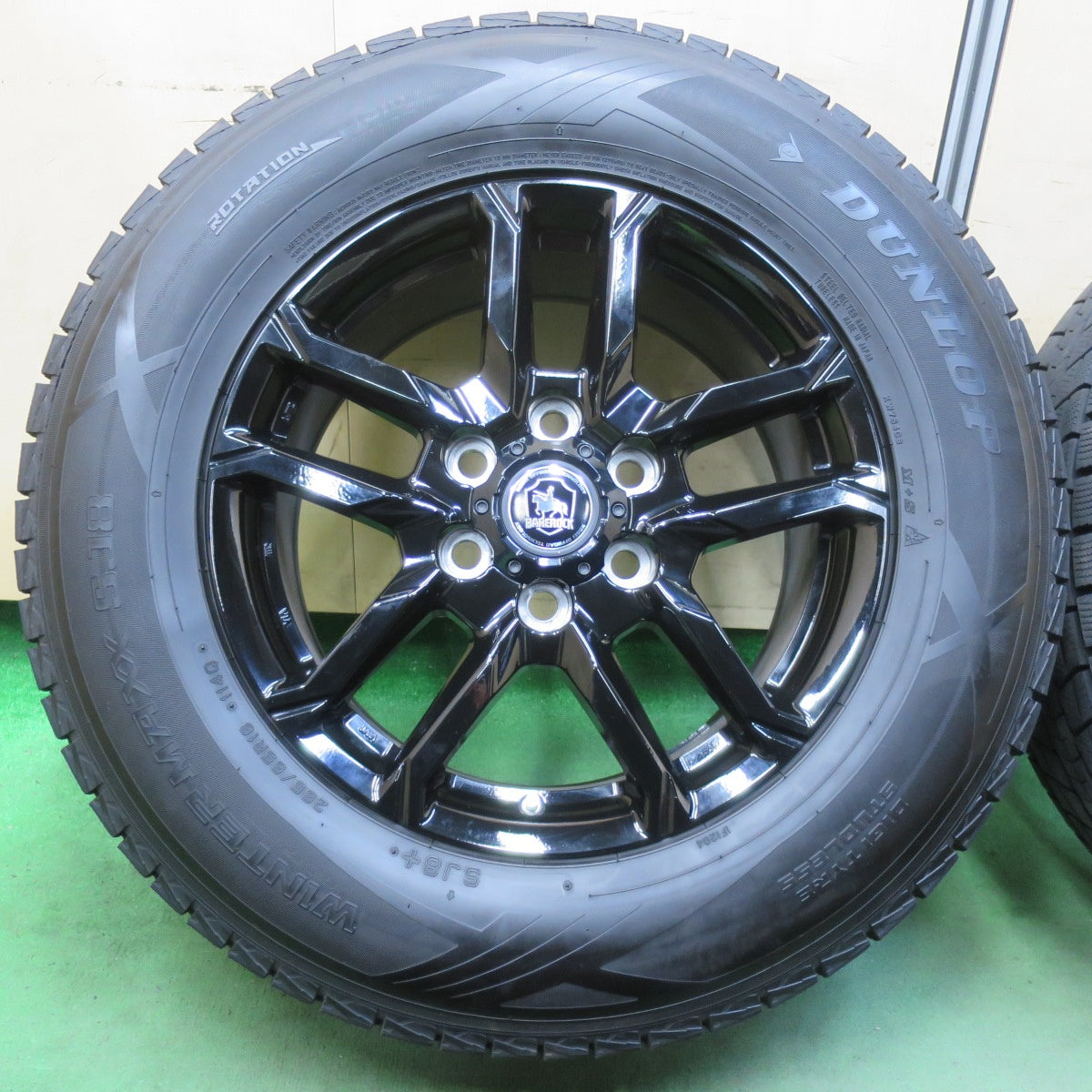 バリ溝！23年！キレイ！9.5分★スタッドレス 265/65R18 ダンロップ ウインターマックス SJ8+ BAREROCK BISON ベアロック バイソン 18インチ PCD139.7/6H★5110305イス