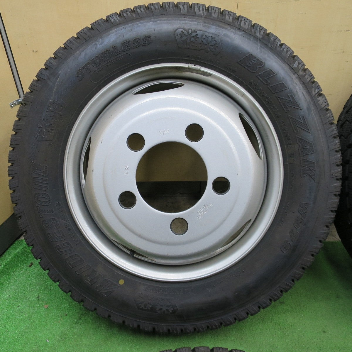 バリ溝！22年！キレイ！9分！6本★トラック 205/70R17.5 115/113L スタッドレス ブリヂストン ブリザック W979 TOPY スチール ホイール 113-9TC 17.5インチ PCD203.2/5H★6020601ナス